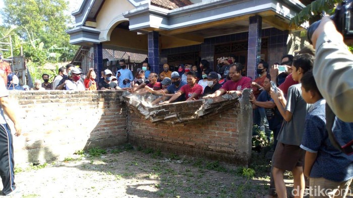 Akhirnya Tembok Pagar yang Memblokade Rumah Wisnu Dibongkar