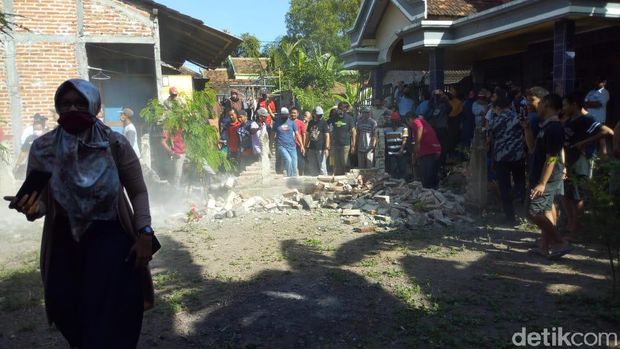 tembok pagar yang memblokade rumah wisnu dibongkar