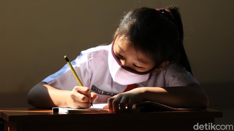 Anak-anak belajar di Aula Kelurahan Jati Rahayu, Kota Bekasi, Jawa Barat, Rabu (29/7/2020). Pihak kelurahan menyediakan fasilitas ruang belajar ber-AC dan wifi gratis bagi siswa. Tujuannya untuk membantu siswa yang selama ini sulit memenuhi paket kuota internet untuk belajar sekolah.