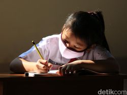 Tak Punya Kuota Internet, Siswa Belajar di Kantor Kelurahan Jati Rahayu