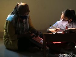 Tak Punya Kuota Internet, Siswa Belajar di Kantor Kelurahan Jati Rahayu