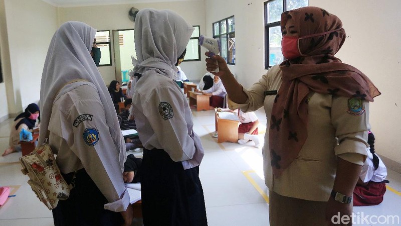 Anak-anak belajar di Aula Kelurahan Jati Rahayu, Kota Bekasi, Jawa Barat, Rabu (29/7/2020). Pihak kelurahan menyediakan fasilitas ruang belajar ber-AC dan wifi gratis bagi siswa. Tujuannya untuk membantu siswa yang selama ini sulit memenuhi paket kuota internet untuk belajar sekolah.