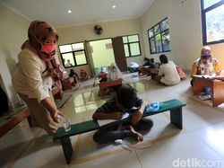 Tak Punya Kuota Internet, Siswa Belajar di Kantor Kelurahan Jati Rahayu