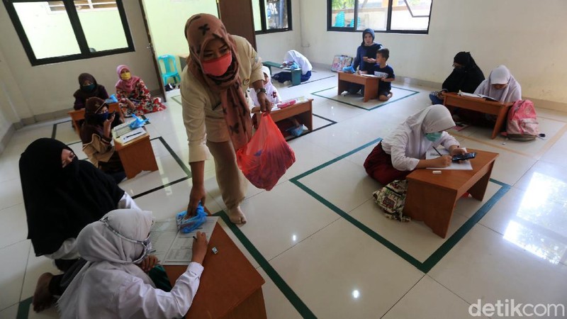 Anak-anak belajar di Aula Kelurahan Jati Rahayu, Kota Bekasi, Jawa Barat, Rabu (29/7/2020). Pihak kelurahan menyediakan fasilitas ruang belajar ber-AC dan wifi gratis bagi siswa. Tujuannya untuk membantu siswa yang selama ini sulit memenuhi paket kuota internet untuk belajar sekolah.
