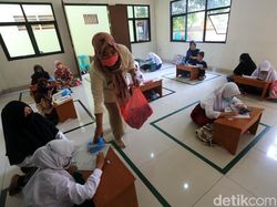 Tak Punya Kuota Internet, Siswa Belajar di Kantor Kelurahan Jati Rahayu