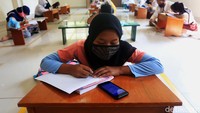 Anak-anak belajar di Aula Kelurahan Jati Rahayu, Kota Bekasi, Jawa Barat, Rabu (29/7/2020). Pihak kelurahan menyediakan fasilitas ruang belajar ber-AC dan wifi gratis bagi siswa. Tujuannya untuk membantu siswa yang selama ini sulit memenuhi paket kuota internet untuk belajar sekolah.