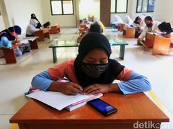 Tak Punya Kuota Internet, Siswa Belajar di Kantor Kelurahan Jati Rahayu