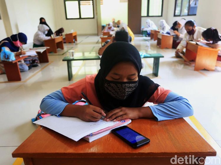 Tak Punya Kuota Internet, Siswa Belajar di Kantor Kelurahan Jati Rahayu