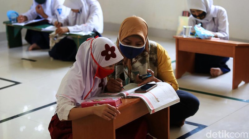 Anak-anak belajar di Aula Kelurahan Jati Rahayu, Kota Bekasi, Jawa Barat, Rabu (29/7/2020). Pihak kelurahan menyediakan fasilitas ruang belajar ber-AC dan wifi gratis bagi siswa. Tujuannya untuk membantu siswa yang selama ini sulit memenuhi paket kuota internet untuk belajar sekolah.