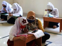 Tak Punya Kuota Internet, Siswa Belajar di Kantor Kelurahan Jati Rahayu