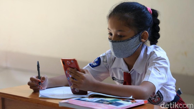 Anak-anak belajar di Aula Kelurahan Jati Rahayu, Kota Bekasi, Jawa Barat, Rabu (29/7/2020). Pihak kelurahan menyediakan fasilitas ruang belajar ber-AC dan wifi gratis bagi siswa. Tujuannya untuk membantu siswa yang selama ini sulit memenuhi paket kuota internet untuk belajar sekolah.