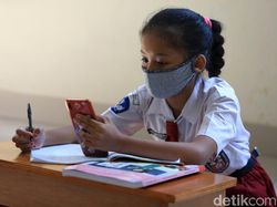 Tak Punya Kuota Internet, Siswa Belajar di Kantor Kelurahan Jati Rahayu