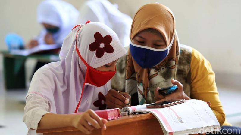 Anak-anak belajar di Aula Kelurahan Jati Rahayu, Kota Bekasi, Jawa Barat, Rabu (29/7/2020). Pihak kelurahan menyediakan fasilitas ruang belajar ber-AC dan wifi gratis bagi siswa. Tujuannya untuk membantu siswa yang selama ini sulit memenuhi paket kuota internet untuk belajar sekolah.