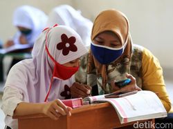 Tak Punya Kuota Internet, Siswa Belajar di Kantor Kelurahan Jati Rahayu