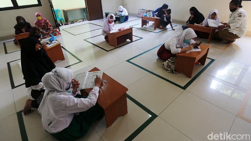 Anak-anak belajar di Aula Kelurahan Jati Rahayu, Kota Bekasi, Jawa Barat, Rabu (29/7/2020). Pihak kelurahan menyediakan fasilitas ruang belajar ber-AC dan wifi gratis bagi siswa. Tujuannya untuk membantu siswa yang selama ini sulit memenuhi paket kuota internet untuk belajar sekolah.