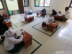 Tak Punya Kuota Internet, Siswa Belajar di Kantor Kelurahan Jati Rahayu