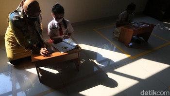 Ruangan untuk para siswa ini juga nyaman karena telah dipasangi AC.