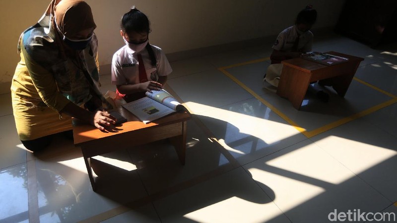 Anak-anak belajar di Aula Kelurahan Jati Rahayu, Kota Bekasi, Jawa Barat, Rabu (29/7/2020). Pihak kelurahan menyediakan fasilitas ruang belajar ber-AC dan wifi gratis bagi siswa. Tujuannya untuk membantu siswa yang selama ini sulit memenuhi paket kuota internet untuk belajar sekolah.