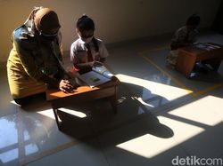 Tak Punya Kuota Internet, Siswa Belajar di Kantor Kelurahan Jati Rahayu
