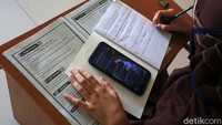 Anak-anak belajar di Aula Kelurahan Jati Rahayu, Kota Bekasi, Jawa Barat, Rabu (29/7/2020). Pihak kelurahan menyediakan fasilitas ruang belajar ber-AC dan wifi gratis bagi siswa. Tujuannya untuk membantu siswa yang selama ini sulit memenuhi paket kuota internet untuk belajar sekolah.