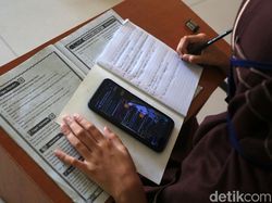 Tak Punya Kuota Internet, Siswa Belajar di Kantor Kelurahan Jati Rahayu