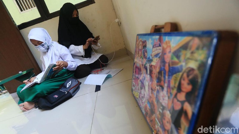 Anak-anak belajar di Aula Kelurahan Jati Rahayu, Kota Bekasi, Jawa Barat, Rabu (29/7/2020). Pihak kelurahan menyediakan fasilitas ruang belajar ber-AC dan wifi gratis bagi siswa. Tujuannya untuk membantu siswa yang selama ini sulit memenuhi paket kuota internet untuk belajar sekolah.