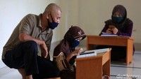 Anak-anak belajar di Aula Kelurahan Jati Rahayu, Kota Bekasi, Jawa Barat, Rabu (29/7/2020). Pihak kelurahan menyediakan fasilitas ruang belajar ber-AC dan wifi gratis bagi siswa. Tujuannya untuk membantu siswa yang selama ini sulit memenuhi paket kuota internet untuk belajar sekolah.