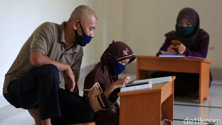 Anak-anak belajar di Aula Kelurahan Jati Rahayu, Kota Bekasi, Jawa Barat, Rabu (29/7/2020). Pihak kelurahan menyediakan fasilitas ruang belajar ber-AC dan wifi gratis bagi siswa. Tujuannya untuk membantu siswa yang selama ini sulit memenuhi paket kuota internet untuk belajar sekolah.