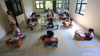 Para siswa belajar online di kantor Kelurahan Jati Rahayu, Kota Bekasi, Jawa Barat, Rabu (29/7/2020).