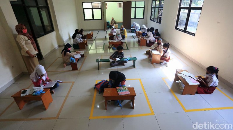 Anak-anak belajar di Aula Kelurahan Jati Rahayu, Kota Bekasi, Jawa Barat, Rabu (29/7/2020). Pihak kelurahan menyediakan fasilitas ruang belajar ber-AC dan wifi gratis bagi siswa. Tujuannya untuk membantu siswa yang selama ini sulit memenuhi paket kuota internet untuk belajar sekolah.