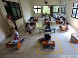 Tak Punya Kuota Internet, Siswa Belajar di Kantor Kelurahan Jati Rahayu