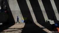 Badan jalan dibagi menjadi dua lajur, masing-masing 3,5 meter yang dibatasi dobel marka tengah berukuran 0,3 meter.