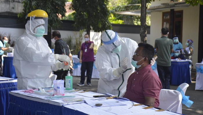 Tes swab yang dijalani para camat di Pati beberapa waktu lalu.