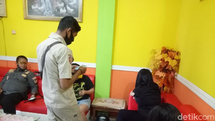 Tim Gugus Tugas COVID-19 Makassar merazia panti pijat (Ibnu-detikcom).