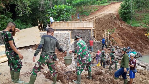 TNI bangun akses jalan pengubung 2 desa di Cilegon