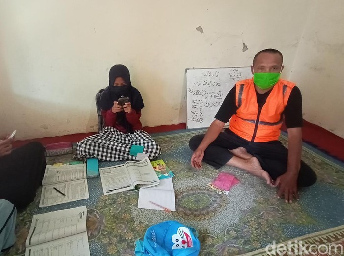 Tukang ojek pangkalan di Kudus sediakan WiFi gratis untuk siswa tak mampu belajar online, Rabu (29/7/2020).