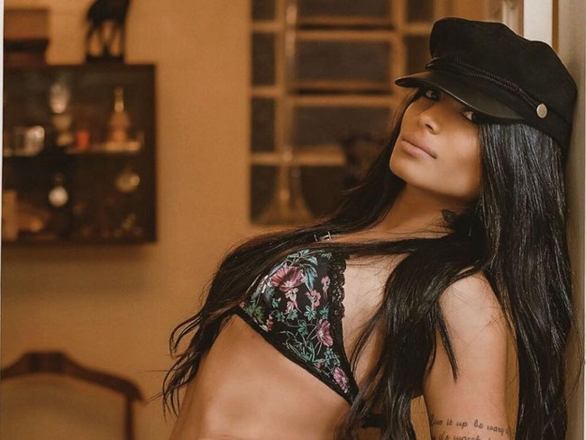 Di Instagramnya, Vanusa menyuguhkan konten foto-foto seksi saat menjadi model. Vanusa kerap melakukan pemotretan lingerie dan bikini.  Foto: Instagram