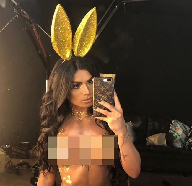 Vanusa pun berhasil menjadi model Playboy Portugal untuk edisi Agustus. Dalam pemotretannya, Vanusa tampil seksi dengan bikini dan bando berbentuk kelinci.  Foto: Instagram