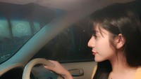 Ini pose Vernita pada saat di dalam mobil Nissan Teana. Foto: Instagram @vernitasyabilla