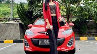 Tidak hanya MPV premium, Vernita juga pernah bergaya di depan mobil hatchback Mazda 2. Mobil dengan kelir merah yang diajak pose Vernita itu merupakan generasi sekitar 2011 - 2013. Foto: Instagram @vernitasyabilla