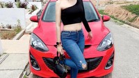 Wanita yang juga dikenal sebagai selebgram ini memiliki 119 ribu follower di akun instagram pribadinya @vernitasyabilla. Dari sisi otomotif, Vernita beberapa kali memejeng foto bergaya di mobil. Foto: Instagram @vernitasyabilla