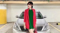 Mobil lain yang kerap dijadikan background foto Vernita ialah sedan premium milik Nissan, yakni Teana. Foto: Instagram @vernitasyabilla