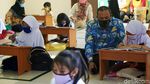 Wakil Wali Kota Bekasi Ajari Siswi Belajar