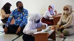 Wakil Wali Kota Bekasi Ajari Siswi Belajar