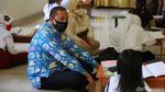 Wakil Wali Kota Bekasi Ajari Siswi Belajar