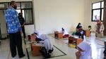 Wakil Wali Kota Bekasi Ajari Siswi Belajar