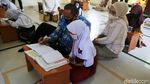 Wakil Wali Kota Bekasi Ajari Siswi Belajar