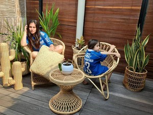 Wulan Guritno dan Putrinya Pamer Jersey Persib Milik Febri Hariyadi
