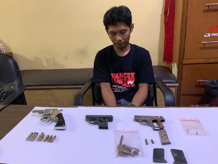 YA (31) ditangkap karena menyimpan senjata api yang bukan miliknya