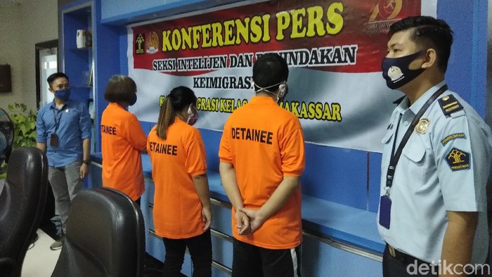 3 WN China dideportasi dari Makassar (Hermawan-detikcom).